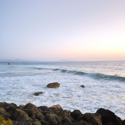 sous un ciel bleu tendre, Éveil de Grâce et Printemps Spirituel, lumière du ciel et de paix, célèbrent la renaissance de l’âme et la joie du cœur, invite à la contemplation et à l’élévation intérieure dans la douceur du renouveau