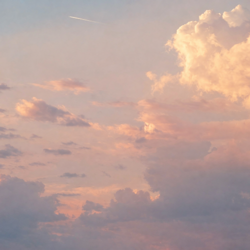 Ce ciel semble murmurer une prière silencieuse, celle de la transformation intérieure. Les nuages, baignés de rose et d’or, deviennent les messagers de la Grâce : ils portent la lumière du jour qui s’éteint et l’espoir du renouveau qui s’annonce. Chaque teinte, chaque éclat, évoque une vibration subtile entre le visible et l’invisible, entre la matière et l’esprit.Le bleu apaisé du ciel rappelle la confiance divine, tandis que les nuances dorées symbolisent la bénédiction qui descend lorsque l’âme s’ouvre à la beauté du monde