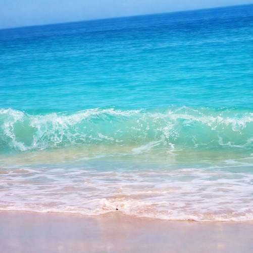 Sous le mouvement spirituel de la vague, l’énergie de âme se souvient de sa fluidité originelle. L’eau, dans ses nuances de bleu céleste et de turquoise, devient le symbole vivant de la transmutation spirituelle : elle apaise et réveille la lumière intérieure. Le sable, doux et réceptif, accueille ce flux divin comme une prière accomplie : il reçoit, transforme, puis libère.